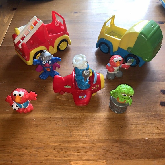 Hasbro 2010-13 Sesame Street Workshop Airplane,fire truck, & stroller + figures - Picture 7 of 9